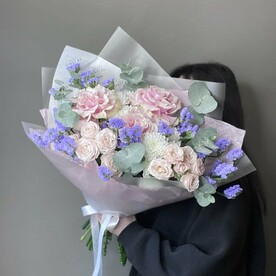 Букет с розами, хризантемой и статицей #030