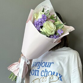 Букет с розами, альстромерией и маттиолой #037