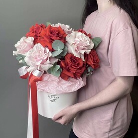 Композиция с французскими розами и эвкалиптом #043