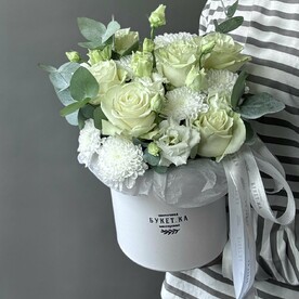 Композиция с розами, хризантемой и лизиантусом #045