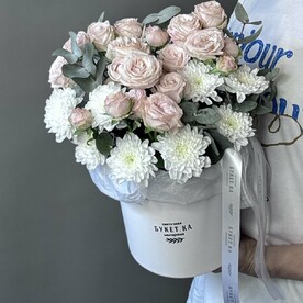 Композиция с кустовыми пионовидными розами и хризантемой #053