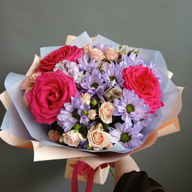 Букет с розами и хризантемой