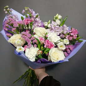 Букет с розами эустом ой и гвоздиками