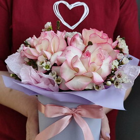 Розы с вереском в коробке