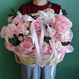 Корзина с розами хризантемой и гвоздиками