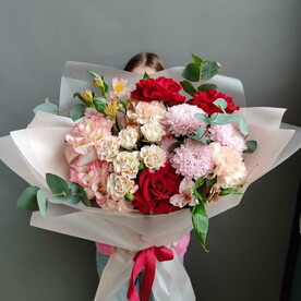 Букет из роз альстромерий и хризантемы