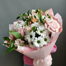 Букет из роз хризантем и альстромерий