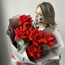 Букет из алых французских роз