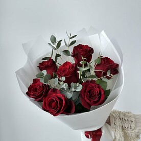 Букет из 7 красных роз с эвкалиптом в оформлении