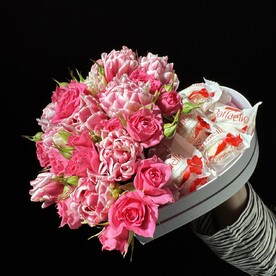 Композиция из тюльпанов, кустовых роз и конфет