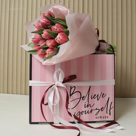 Букет цветов с подарочным наборо