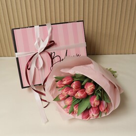 Подарочный набор с букетом цветов