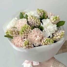 Ароматный нежный букет с гиацинтами и диантусом