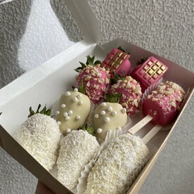 Отборная клубника и бананы в бельгийском шоколаде