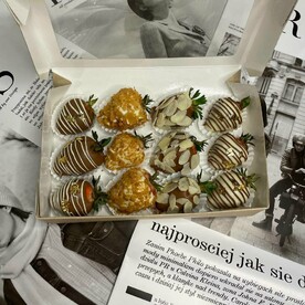 Набор клубники в бельгийском шоколаде с золотом и миндальными лепестками