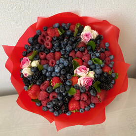 Букет с малиной, клубникой,ежевикой,голубикой