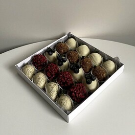 Отборная клубника в белом и молочном шоколаде и голубикой