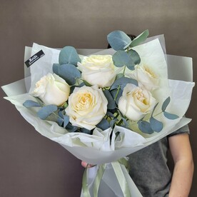 Букет из белых роз и эвкалипта "Притяжение"