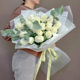 Букет из белых роз и эвкалипта "Млечный путь"