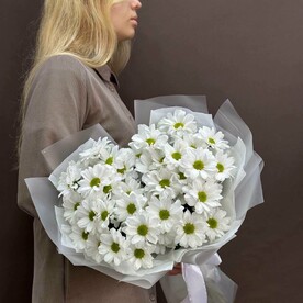 Букет из ромашковидных хризантем "Ромашечка"