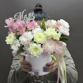 Коробка из хризантем и альстромерии "Любимой мамочке"