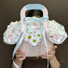 Композиция из хризантем в сумочке "Созвездие хризантемы"