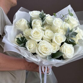 Букет из 19 белых роз "Белый Ангел"