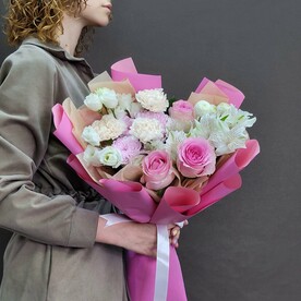 Букет из розовых роз и диантусов "Цветочный Коктейль"