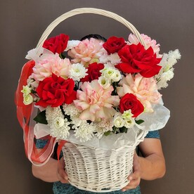 Корзина с цветами "Восхищенный взгляды"