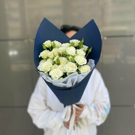 Роза кустовая белая,7 веток