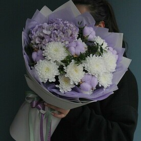 Букет с гортензией в фиолетовых оттенках