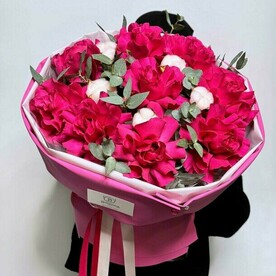 Ароматные французские малиновые розы с хлопком и эвкалиптом