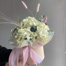 Коробка с гортензией и сухоцветами