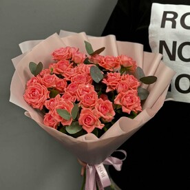 Кустовые розы «Барбадос» с эвкалиптом