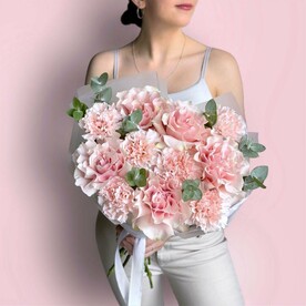 Воздушный букет розовая французская роза, розовый диантус и эвкалипт