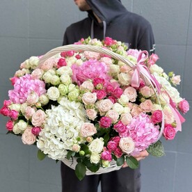 Гортензия с кустовыми розами в корзине