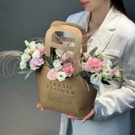 Нежная сумочка из эустомы, диантусов и пионовидной розы