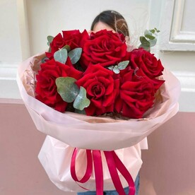 Красные розы яркие эквадорские с эвкалиптом и ковылем