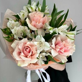 Букет из французских роз и нежной альстромерии.