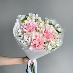 Нежный букет французская роза и альстромерия