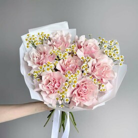 Нежный букет розовая французская роза и голландская ромашка матрикария