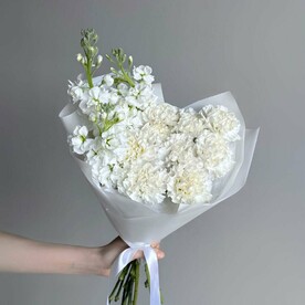 Нежный букет белый диантус и маттиола