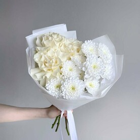 Нежный букет белая французская роза Мондиаль и хризантема Балтика