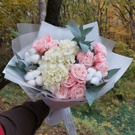 Гортензия и пионовидная роза