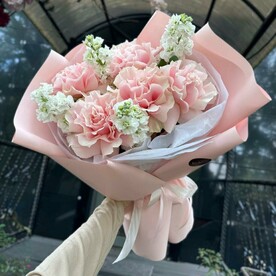 Эквадорские розы и маттиола