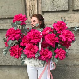 Плетёная корзина с французскими розами и эвкалиптом