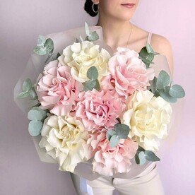 Воздушный букет розовая и белая французская роза и эвкалипт