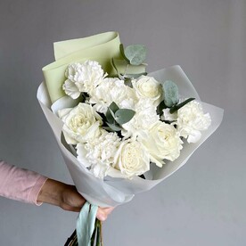 Букет из роз, эвкалипта и гвоздики