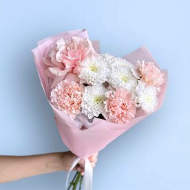 Милый букет комплимент французская роза, хризантема и диантус