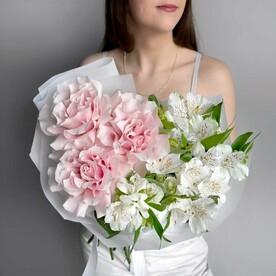 Нежный букет розовая французская роза и белая альстромерия